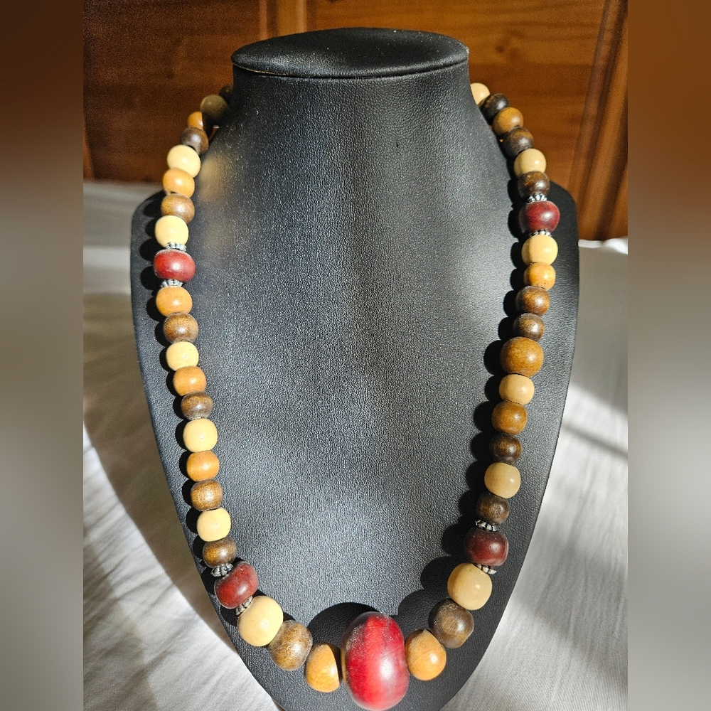 Elegant Beaded Necklace in Red, Brown, and Cream